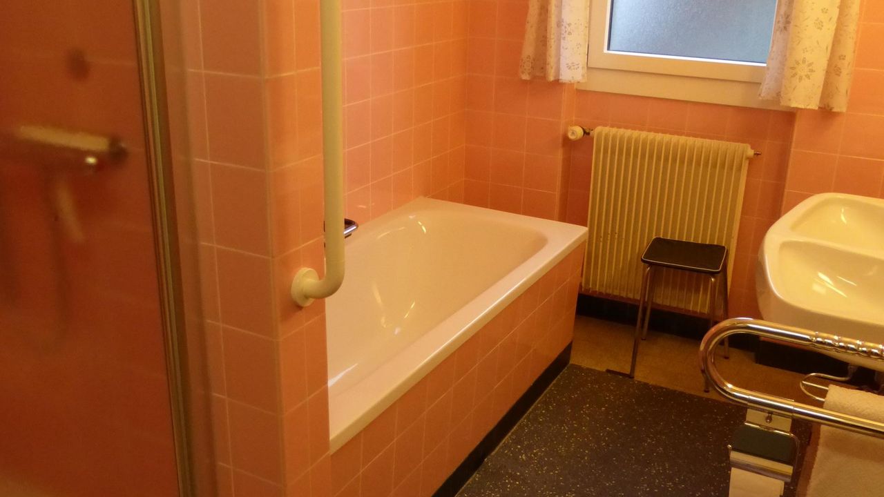 Elternbadezimmer mit Badewanne, Dusche & WC Elternbadezimmer mit Badewanne, Dusche & WC
